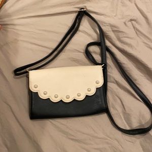 Small crossbody with pearls